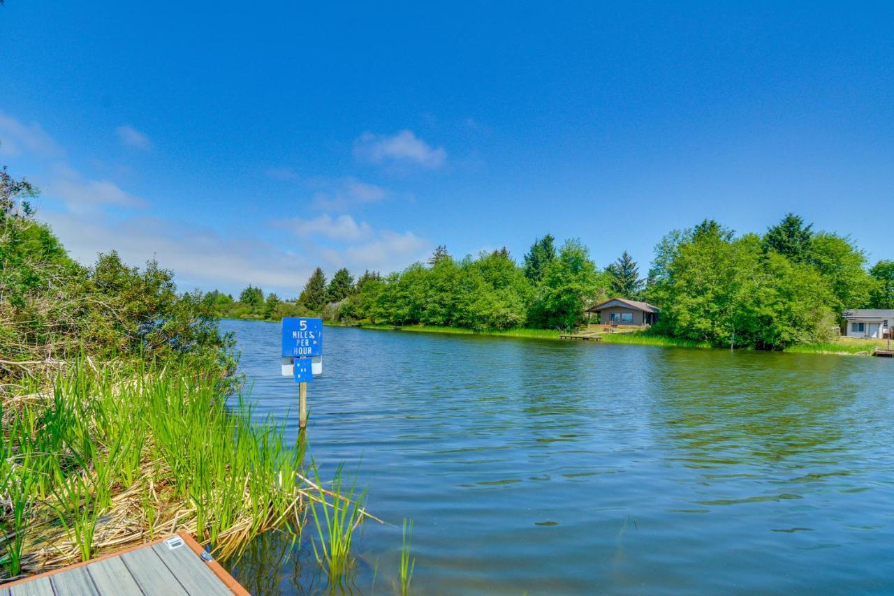 Canal Cottage Retreat With Dock And Waterfront Views Ocean Shores Exterior foto